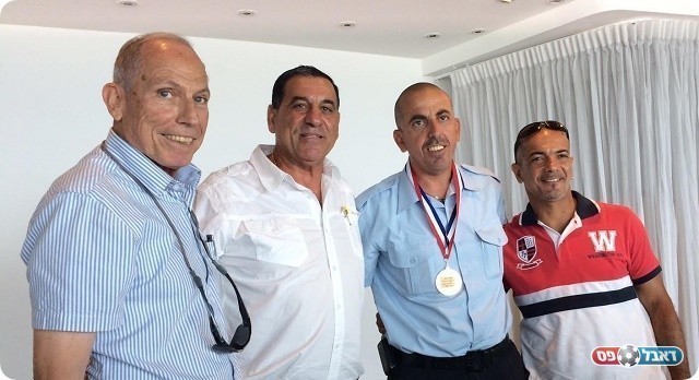 יו"ר העמותה ומייסד ליגת הוותיקים אקלה נתן אקשטיין (משמאל)